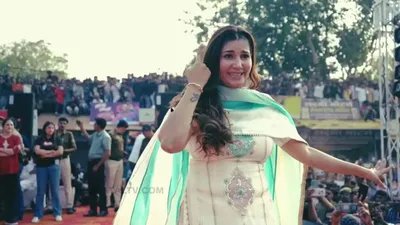 sapna chaudhary dance  सपना चौधरी को देखने के लिए खम्बों पर चढ़े लोग  डांसर की एक झलक के मुरीद हुए फैंस